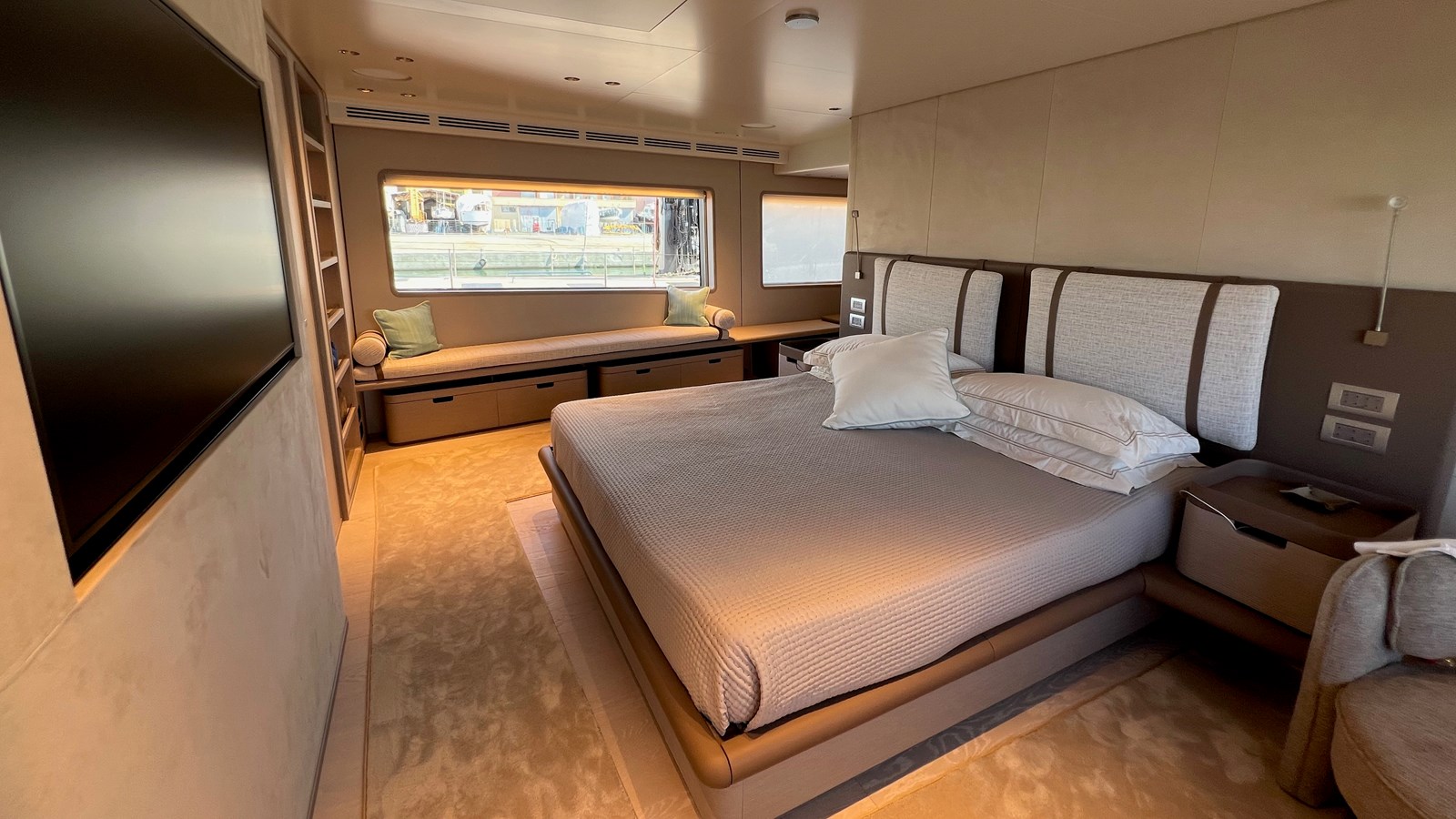 Custom Line Motor Yacht SOLE For Sale